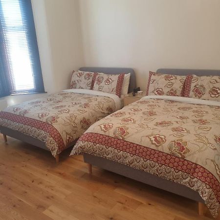 London Luxury 2 Bedroom Flat 5Min Walk From Overground, With Free Wifi, Free Parking-Sleeps X6 อิลฟอร์ด ภายนอก รูปภาพ