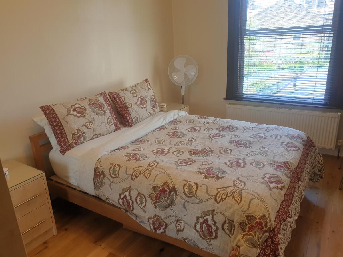 London Luxury 2 Bedroom Flat 5Min Walk From Overground, With Free Wifi, Free Parking-Sleeps X6 อิลฟอร์ด ภายนอก รูปภาพ
