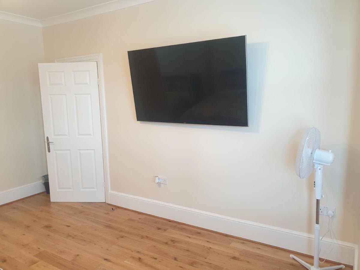 London Luxury 2 Bedroom Flat 5Min Walk From Overground, With Free Wifi, Free Parking-Sleeps X6 อิลฟอร์ด ภายนอก รูปภาพ