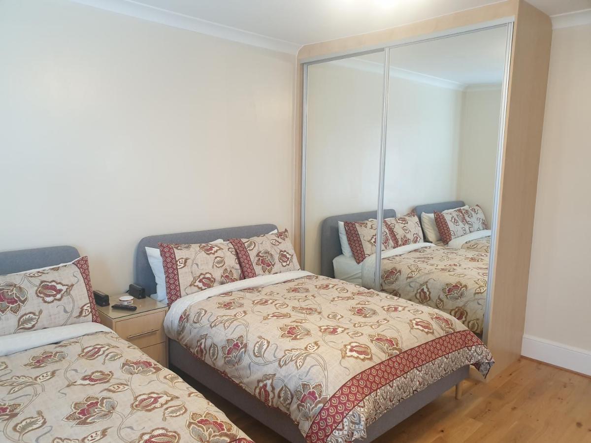 London Luxury 2 Bedroom Flat 5Min Walk From Overground, With Free Wifi, Free Parking-Sleeps X6 อิลฟอร์ด ภายนอก รูปภาพ